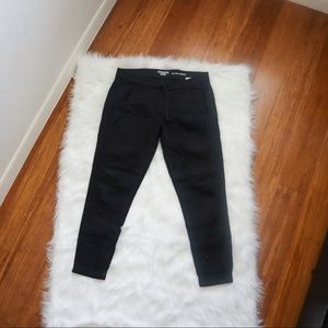 Low rise black denim jogger by Levi’s size 8